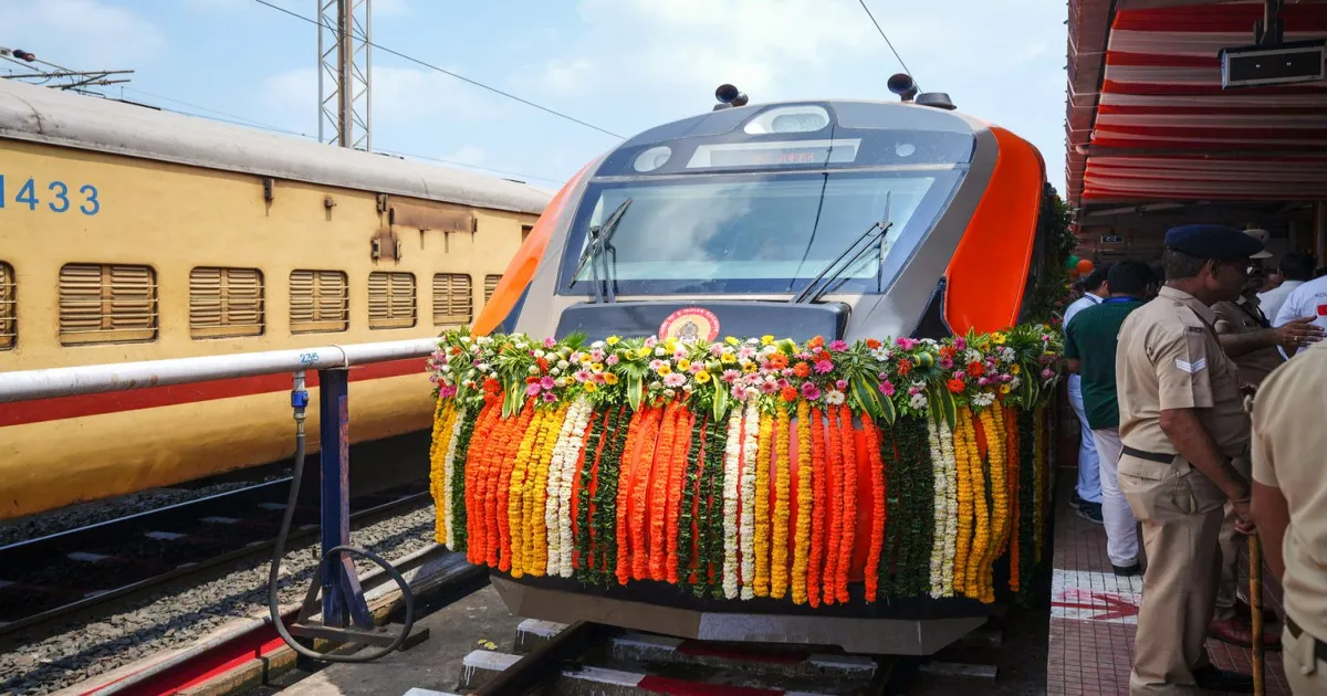 सीएम फडणवीस ने नांदेड़-मुंबई वंदे भारत एक्सप्रेस को दिखाई हरी झंडी, कहा – मराठवाड़ा के विकास का द्वार