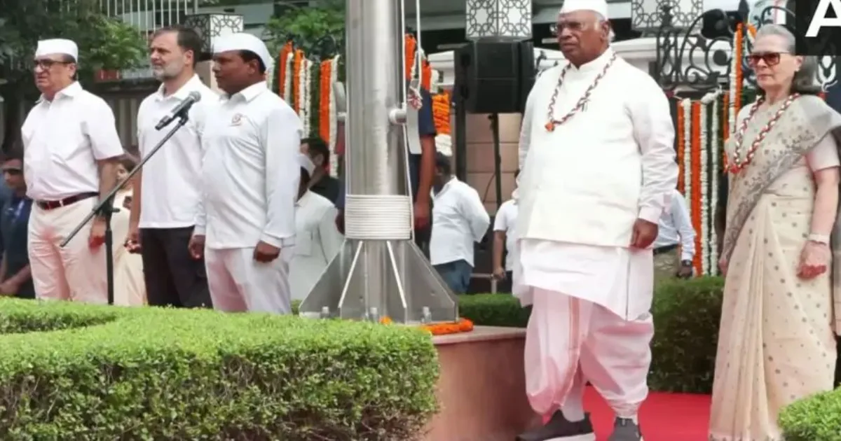 कांग्रेस मुख्यालय में पूरा वंदे मातरम् गूंजा, खड़गे के लिए सोनिया गांधी का कुर्सी इशारा बना चर्चा का विषय