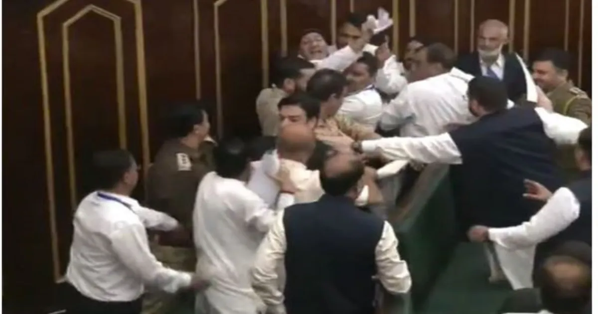 जम्मू और कश्मीर विधानसभा: कांग्रेस विधायक इरफान हफीज लोने और भाजपा विधायक युदवीर सेठी के बीच झड़प