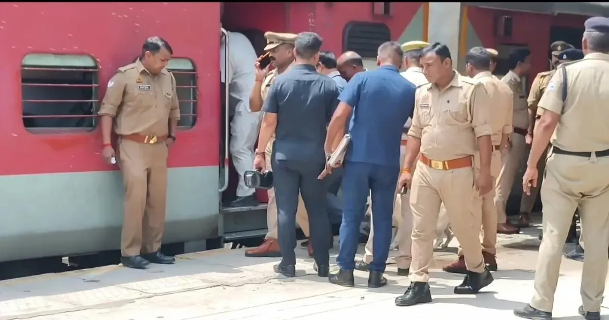 लखनऊ के ऐशबाग स्टेशन पर बम की अफवाह से मची भगदड़, सीट न मिलने पर यात्री ने फैलाई झूठी खबर