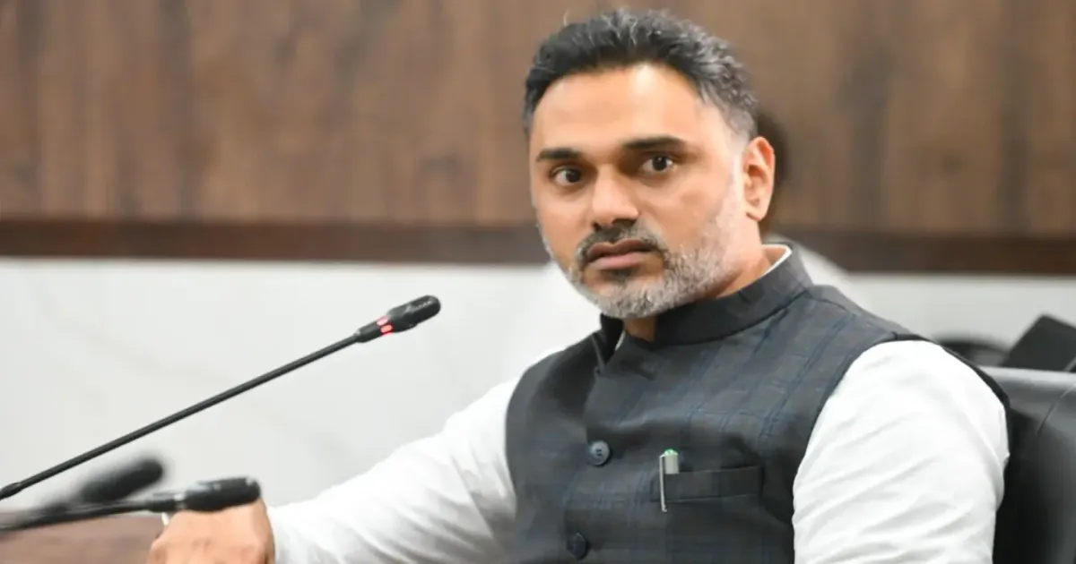 शिवसेना (यूबीटी) ने महायुति मंत्री को बर्खास्त करने की मांग की; अपराधी के भाई को हथियार लाइसेंस देने पर विवाद