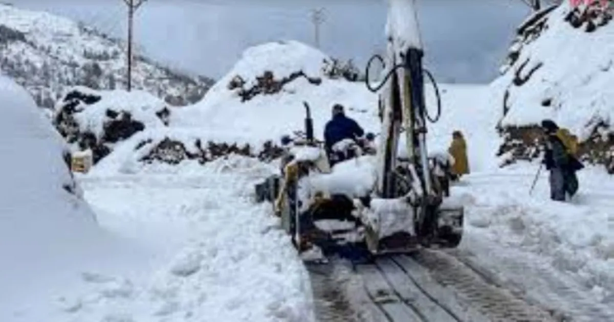 जम्मू-कश्मीर के डोडा में बर्फ में फंसे 60 लोग सुरक्षित बचाए गए, 40 जवान शामिल