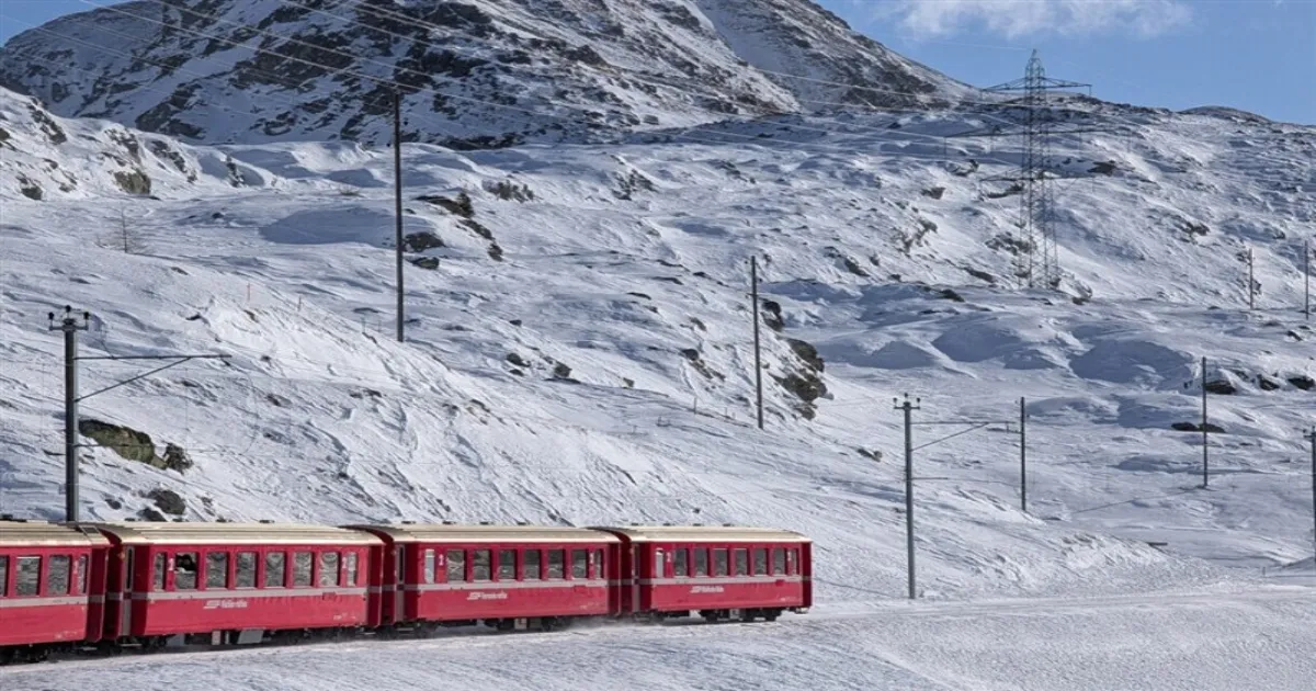 स्विट्जरलैंड में ट्रेन पटरी से उतरी, चोटें आने की संभावना: पुलिस