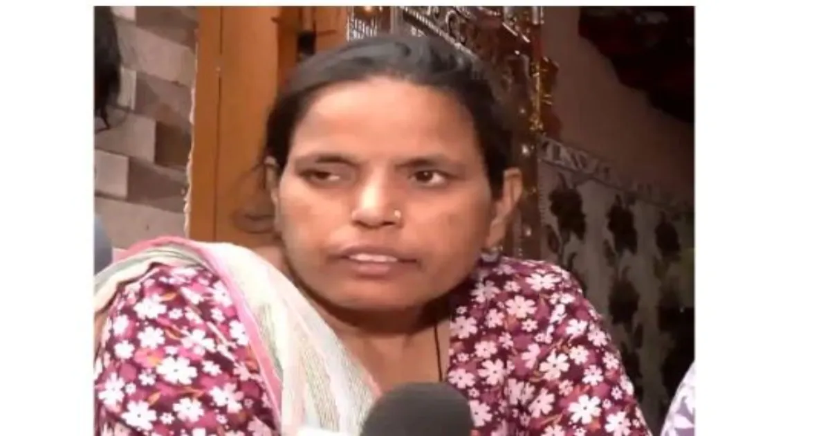 गाजियाबाद के खोड़ा में चाकू से हत्या के बाद मां की मांग– आरोपियों को मिले मौत और बुलडोजर कार्रवाई