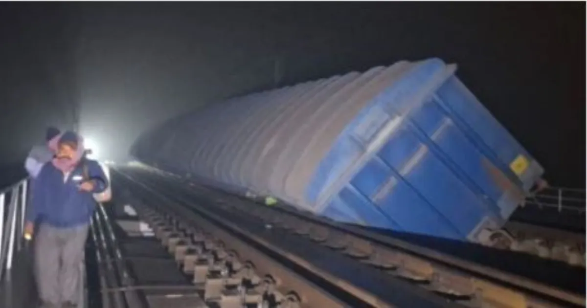 आसनसोल मंडल में मालगाड़ी के 8 डिब्बे पटरी से उतरे, दिल्ली–हावड़ा रेल सेवाएं प्रभावित