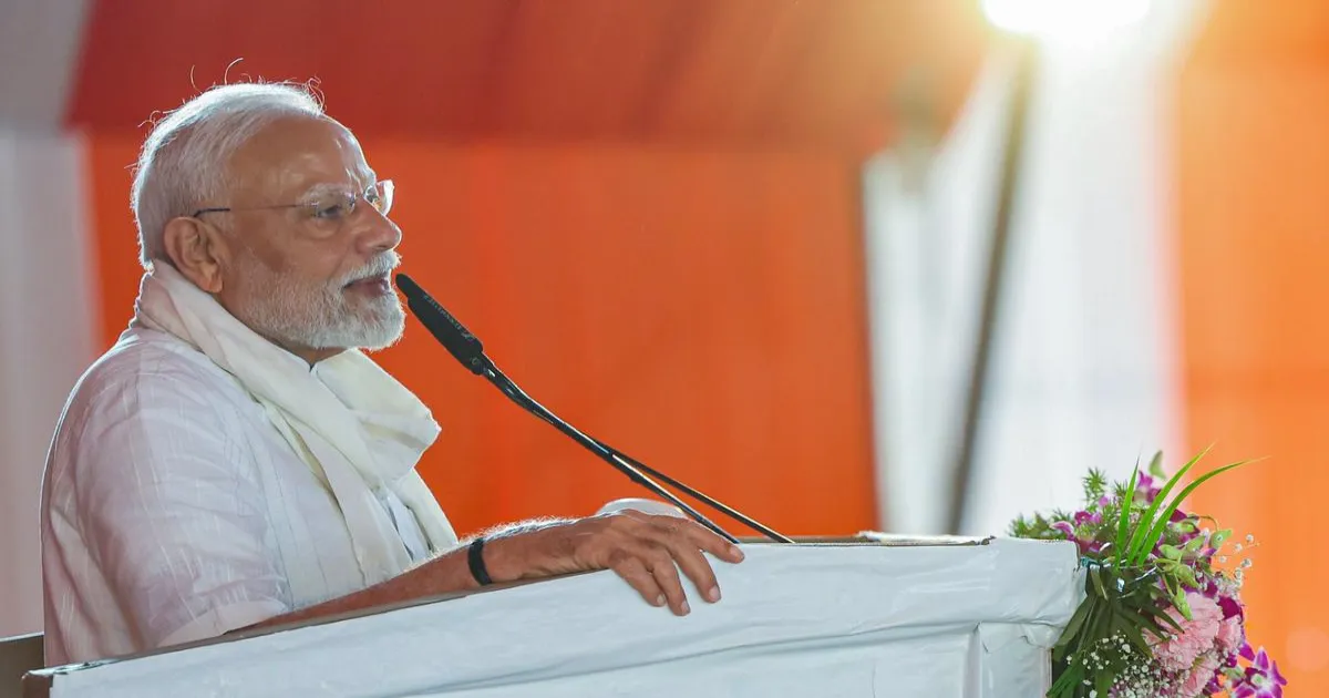 वैश्विक आर्थिक अनिश्चितता के बीच भारतीय व्यापारियों से पीएम मोदी की अपील – केवल स्वदेशी वस्तुएं बेचें