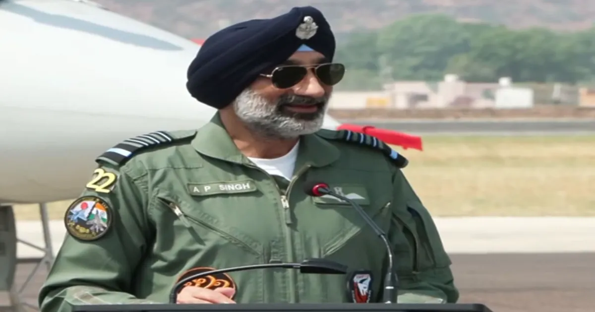 तेजस में जापानी वायुसेना प्रमुख की उड़ान भारत के स्वदेशी लड़ाकू विमान पर भरोसे का प्रतीक: वायुसेना प्रमुख