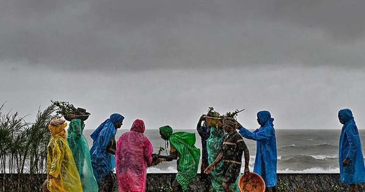 चक्रवात मोंथा का कहर: आंध्र और ओडिशा में अलर्ट, तटीय इलाकों से शुरू हुआ पलायन