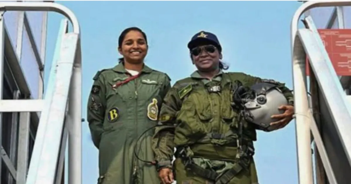 राष्ट्रपति द्रौपदी मुर्मू ने राफेल में भरी उड़ान, पायलट शिवांगी सिंह संग रचा इतिहास  Slug: