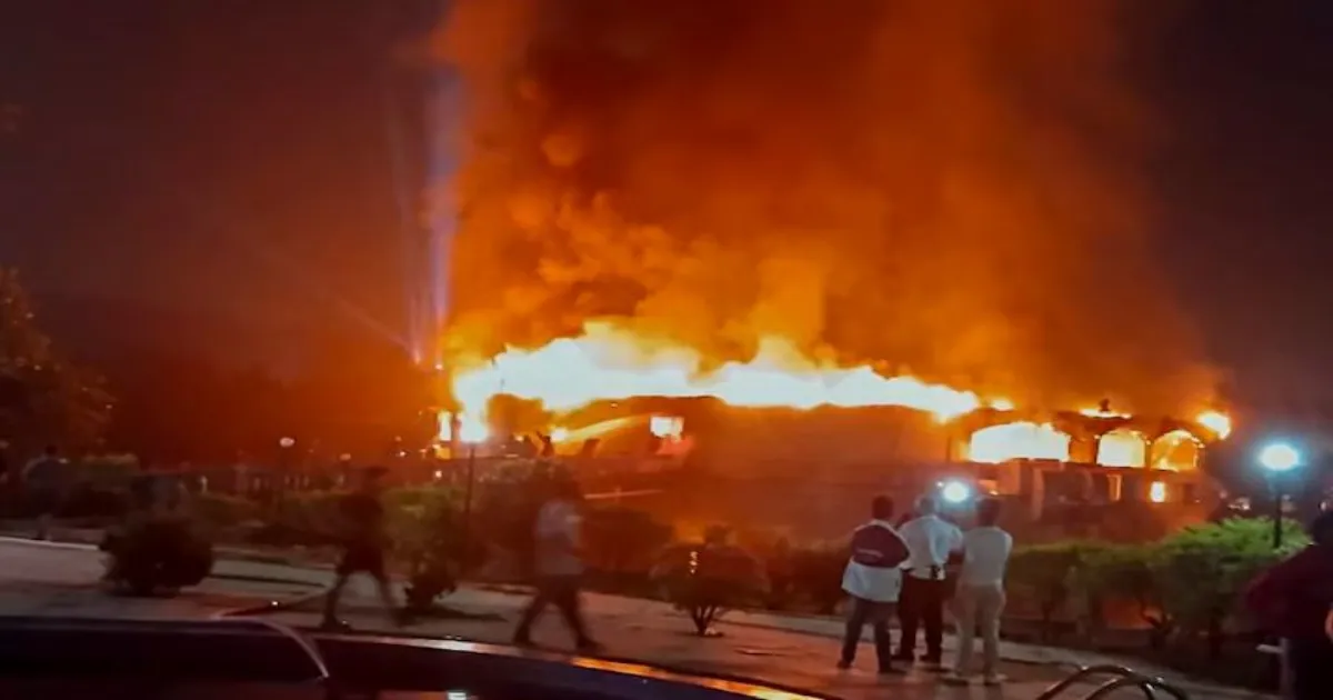 गोवा नाइटक्लब त्रासदी: संकरे रास्ते, पाम पत्तों की सजावट और बड़ी DJ नाइट कैसे बनी भीषण आग की वजह