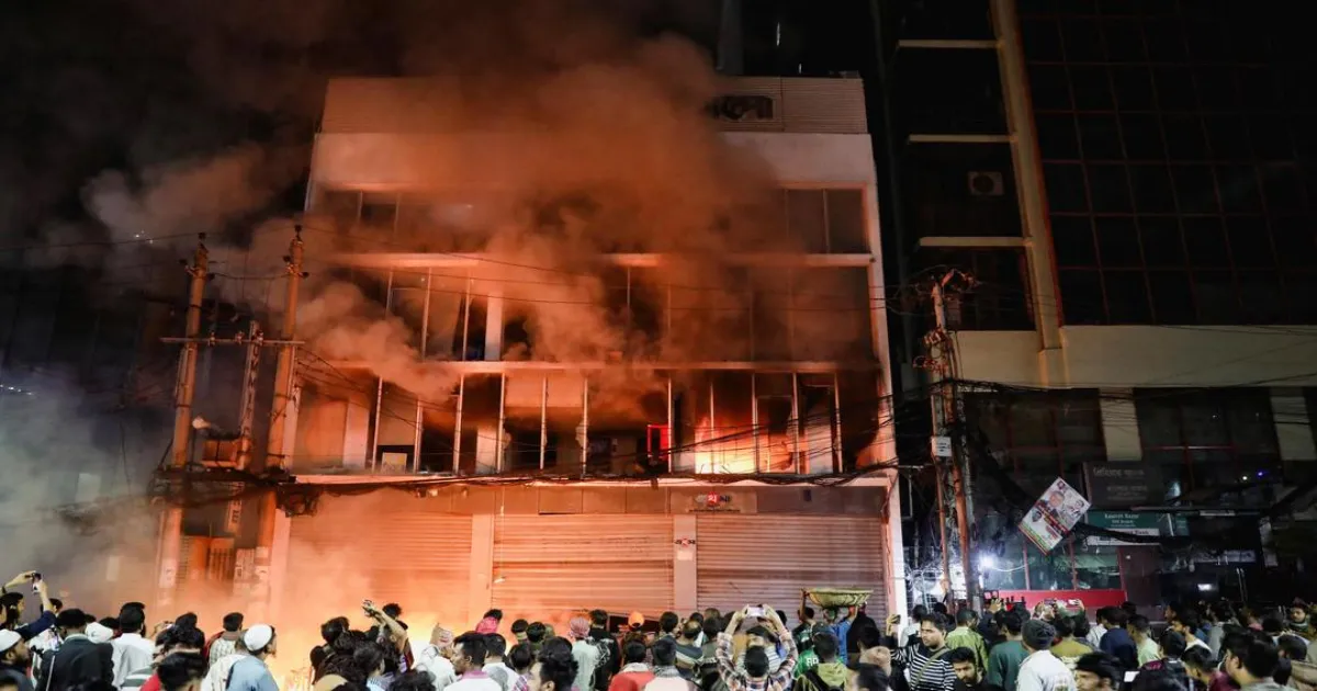 हादी की मौत के बाद बांग्लादेश में हिंसा भड़की, मीडिया दफ्तरों में आग; यूनुस ने शांति की अपील की