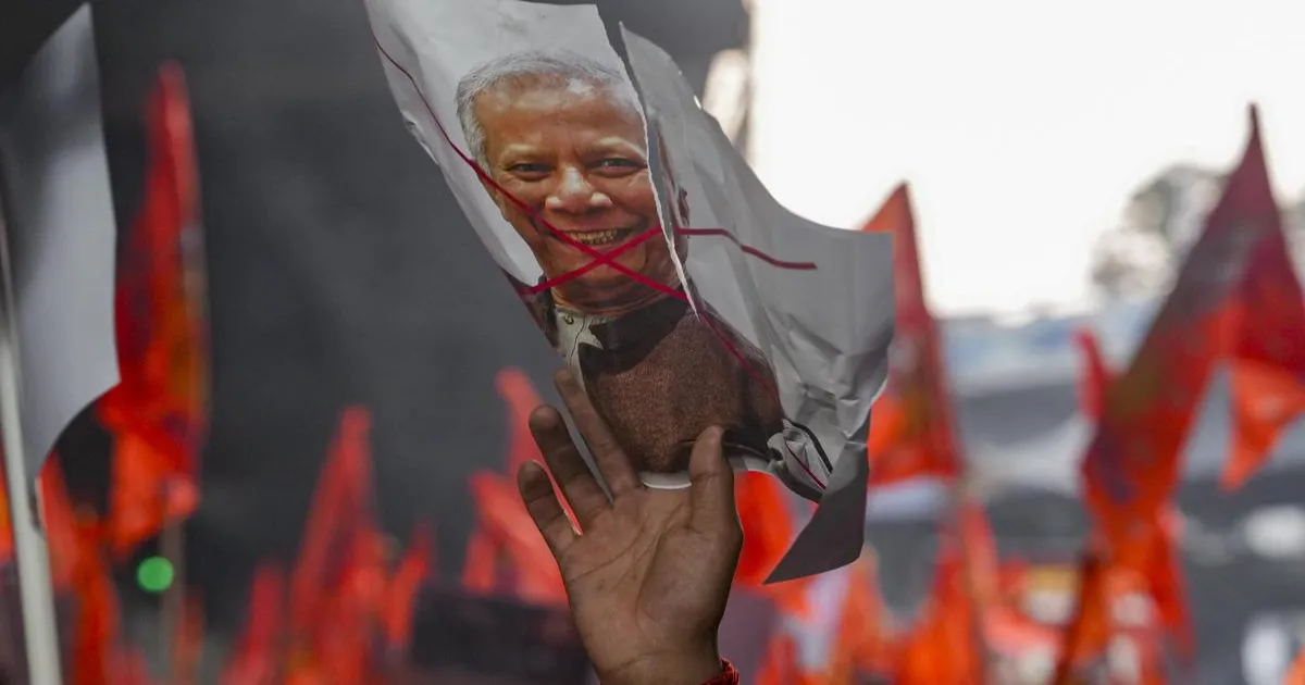 बांग्लादेश में अशांति के बीच दिल्ली स्थित उच्चायोग ने वीज़ा सेवाएं रोकीं, कोलकाता में विरोध प्रदर्शन