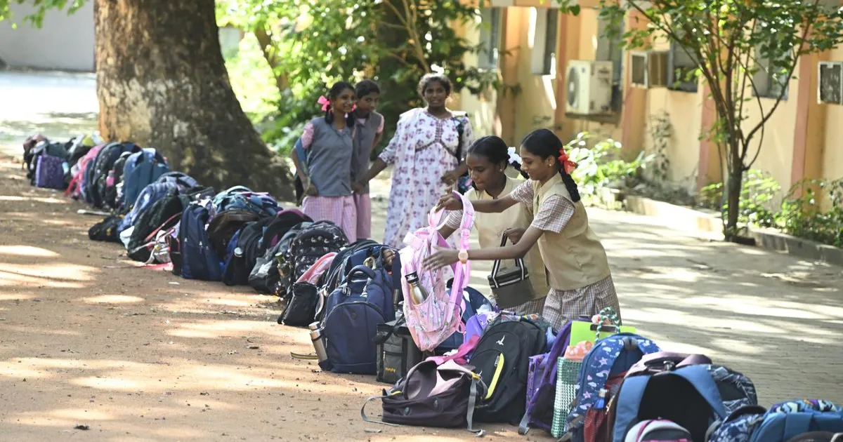 हल्के स्कूल बैग, बैकबेंचर मुक्त कक्षाएं: केरल की नई शिक्षा योजना