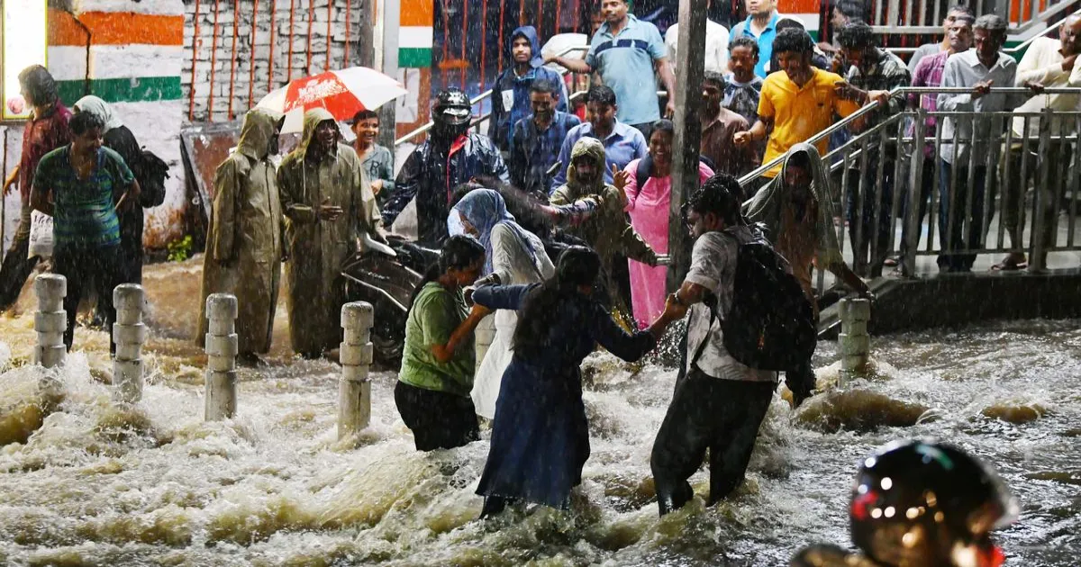 भारत मानसून: हैदराबाद में भारी बारिश से जलभराव और ट्रैफिक जाम