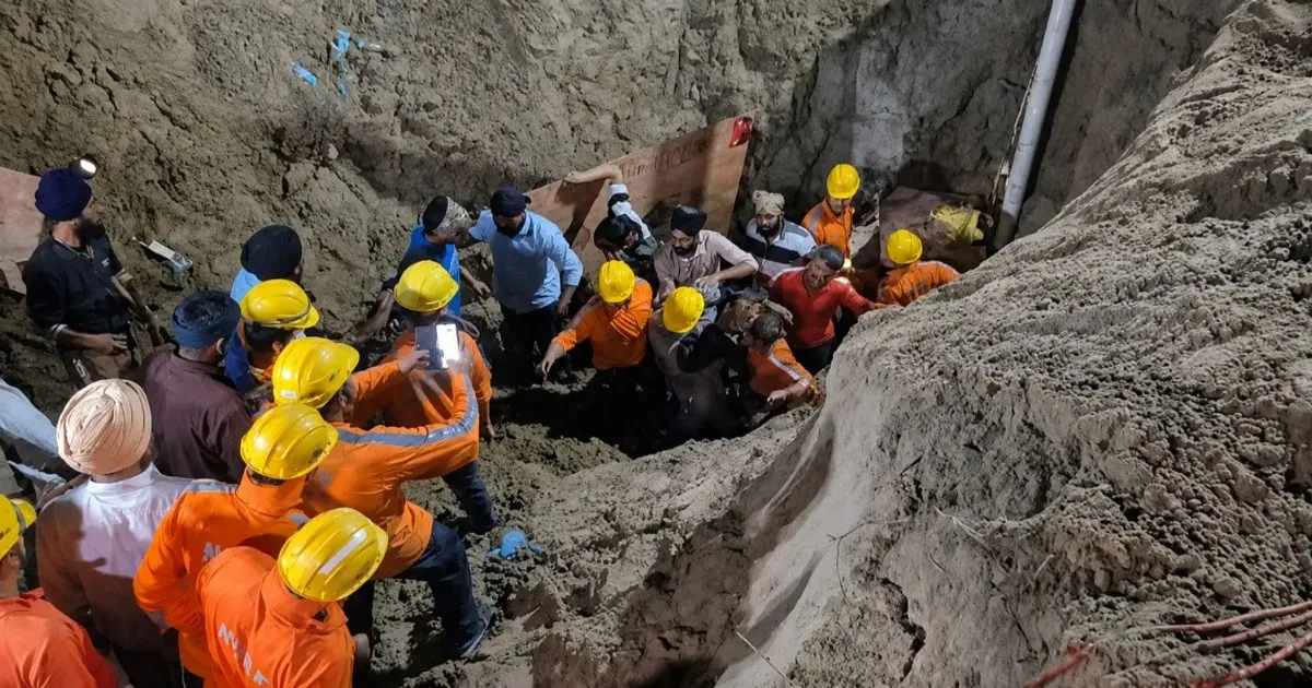 पंजाब के होशियारपुर में 300 फीट गहरे बोरवेल में फंसे बच्चे को 10 घंटे के ऑपरेशन के बाद सुरक्षित बचाया गया
