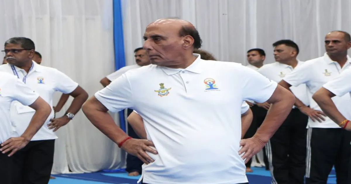 रक्षा मंत्री राजनाथ सिंह ने शिलांग में योग दिवस समारोह में लिया हिस्सा, योग को बताया शारीरिक-मानसिक स्वास्थ्य का आधार