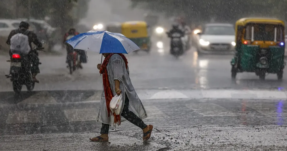 दिल्ली-एनसीआर में भारी बारिश से जलभराव, दिल्ली में 3 घंटे में 34.9 मिमी बारिश; गाजियाबाद में स्कूल बंद
