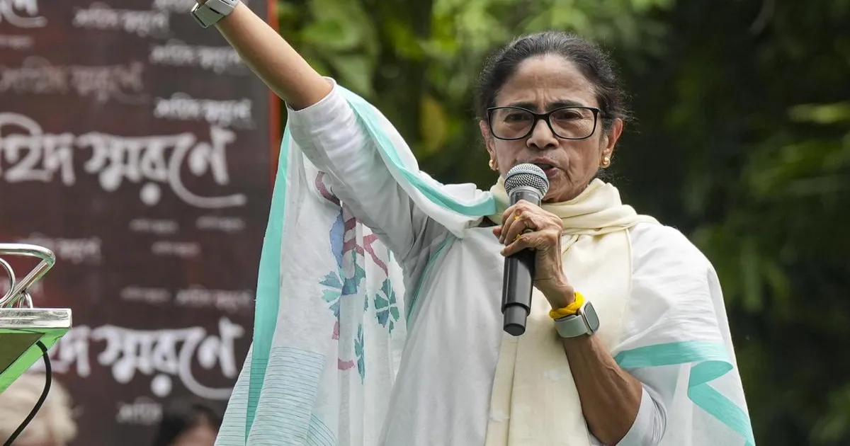 पश्चिम बंगाल में अन्नपूर्णा भंडार योजना को लेकर सुवेंदु अधिकारी और ममता बनर्जी आमने-सामने