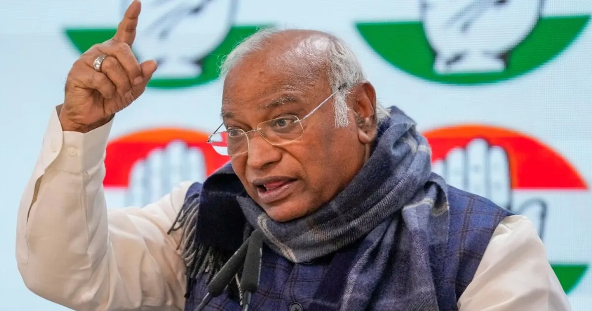 खड़गे की मांग: चुनाव आयोग को मिली कानूनी छूट खत्म हो, ईवीएम हटाकर बैलेट पेपर लौटाया जाए