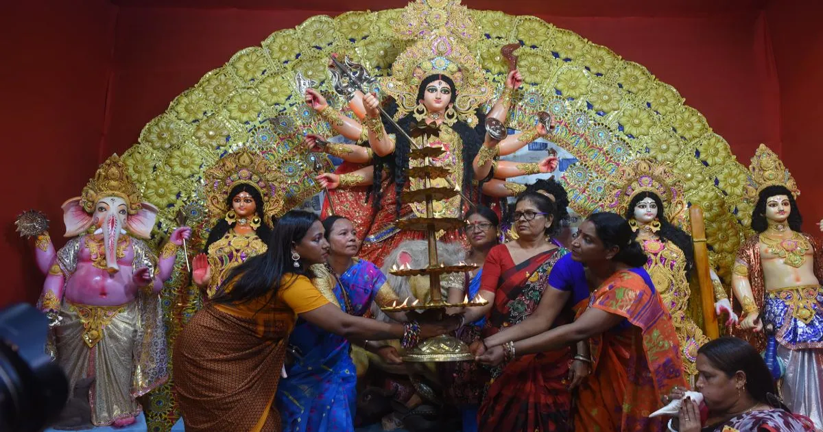 कोलकाता के सोनागाछी में सबसे बड़े रेड-लाइट एरिया में कामगारों के अधिकारों के लिए दुर्गा पूजा का आयोजन