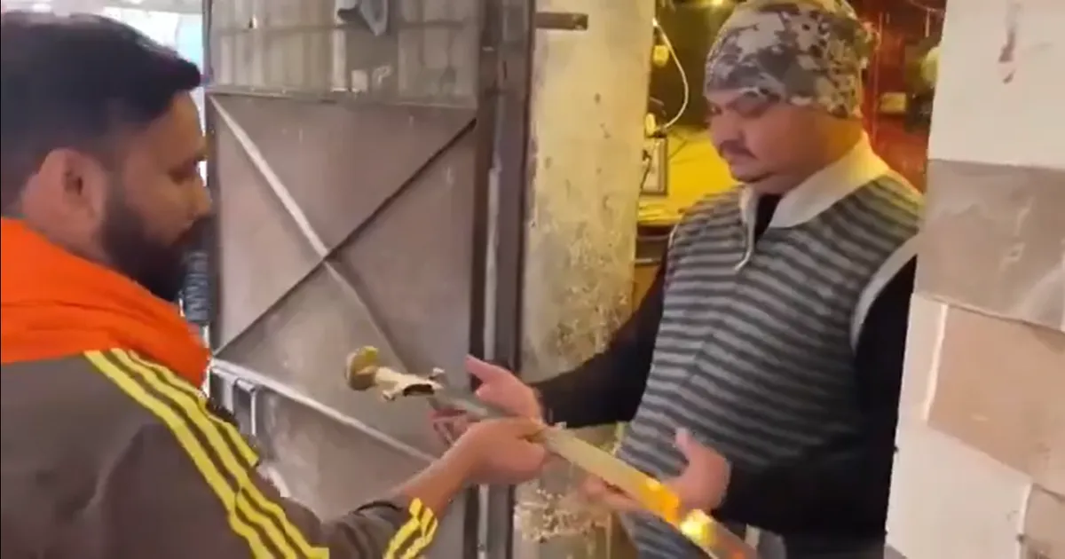 गाजियाबाद में तलवारें बांटने का वीडियो वायरल, 10 गिरफ्तार; विपक्ष ने उठाए सांप्रदायिक सौहार्द बिगाड़ने के आरोप