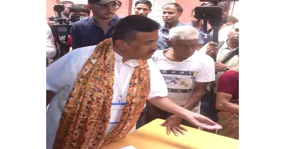 भवानीपुर में मतदान केंद्र का दौरा, हनुमान मंदिर में पूजा करते दिखे सुवेंदु अधिकारी