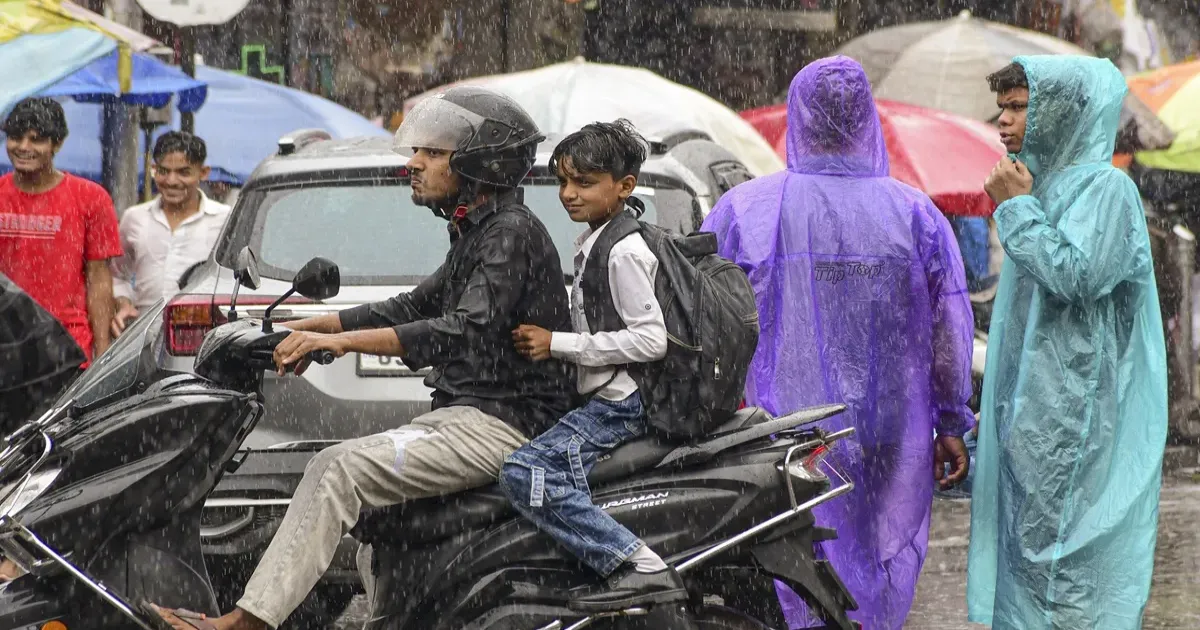 नवी मुंबई और मुंबई में भारी बारिश से जनजीवन प्रभावित, कई इलाकों में जलभराव और ट्रैफिक जाम