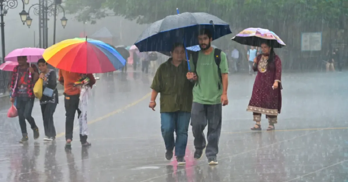 दिल्ली-एनसीआर में झमाझम बारिश, मानसून की दस्तक के साथ रेड अलर्ट जारी; तापमान में भारी गिरावट
