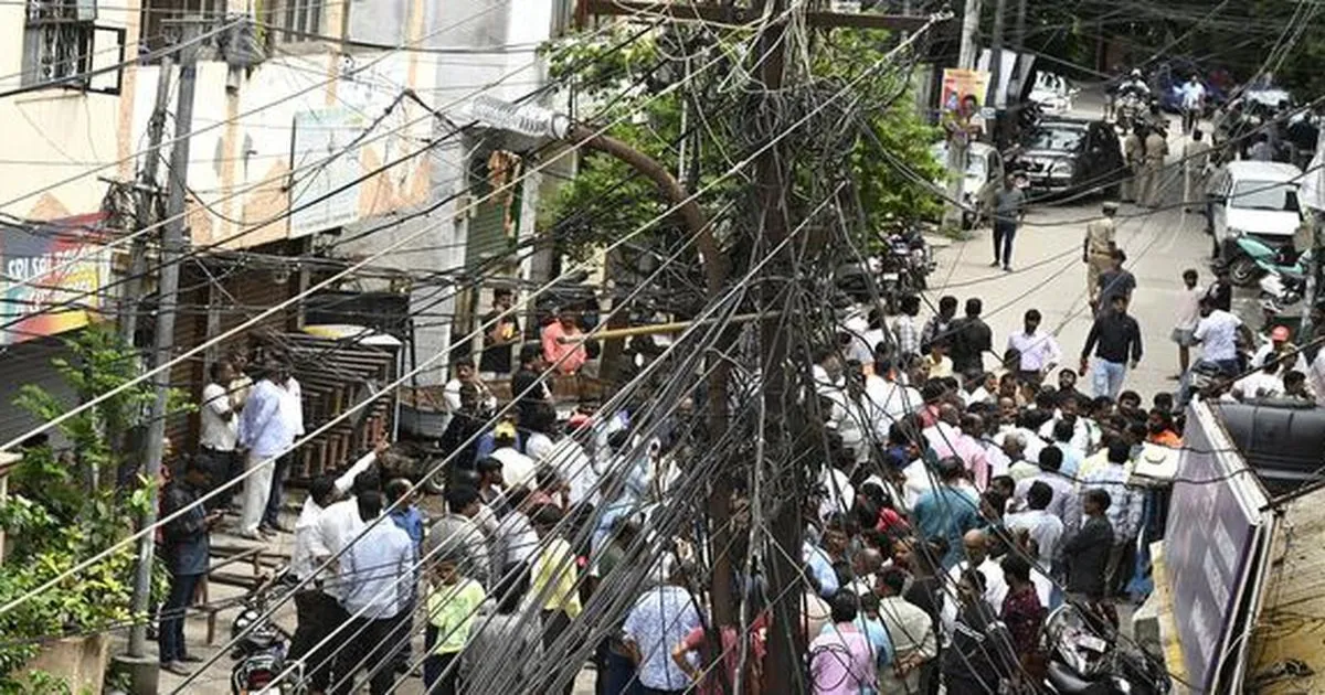 हैदराबाद में व्यापक ब्रॉडबैंड ठप, बिजली विभाग ने हटाए लटकते इंटरनेट केबल