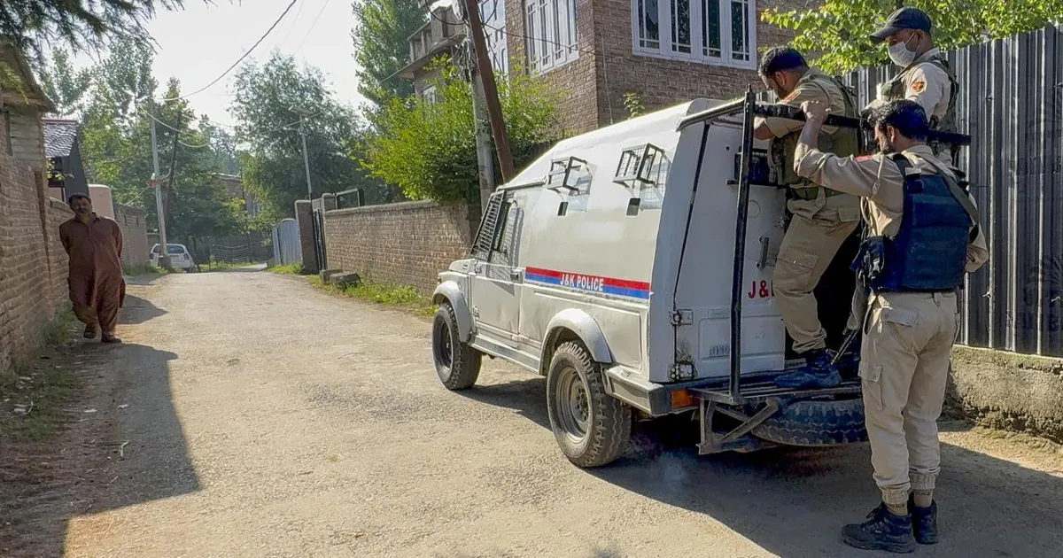आतंक से जुड़ी गतिविधियों पर जम्मू-कश्मीर पुलिस की बड़ी कार्रवाई, घाटी के पांच जिलों में कई ठिकानों पर छापेमारी