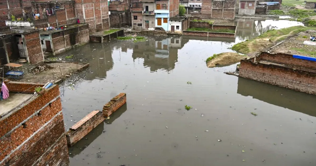 वाराणसी में सीवर जाम कर जलभराव की साजिश का आरोप, नालों से मिलीं बालू की बोरियां