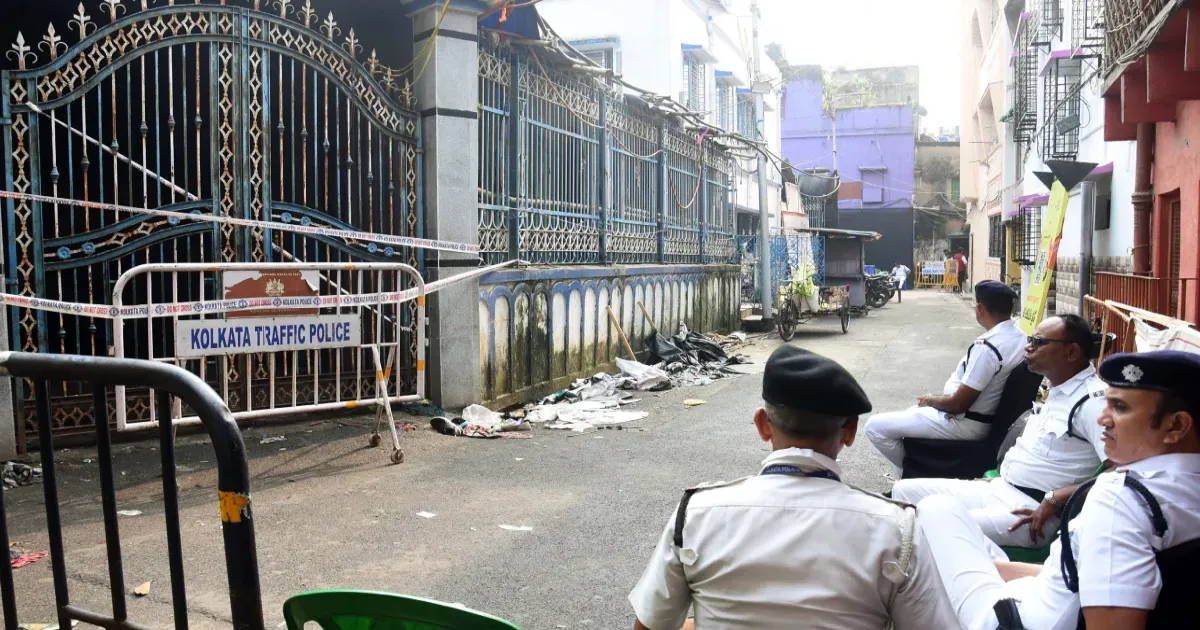 कोलकाता दुर्गा पूजा भगदड़: अचानक बारिश और निकास द्वार पर भीड़ से गई 19 लोगों की जान