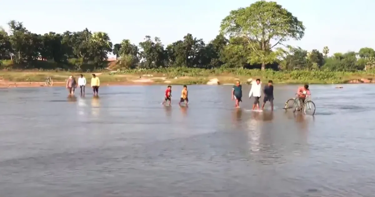 पुल नहीं तो वोट नहीं : 77 साल से बिहार के ग्रामीण कर रहे जान जोखिम में नदी पार