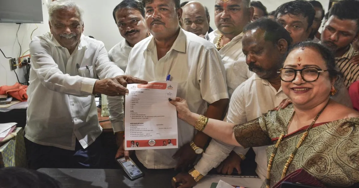 महाराष्ट्र में 23 नगर परिषदों और नगर पंचायतों के लिए मतदान जारी