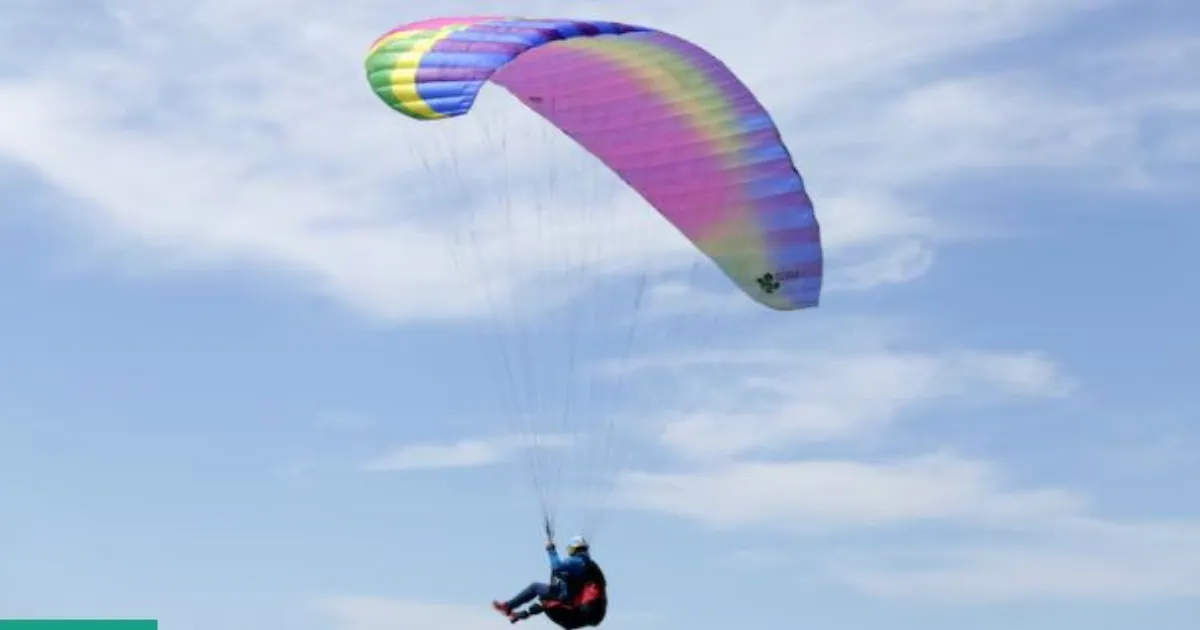 हिमाचल के बीड़-बिलिंग में पैराग्लाइडिंग हादसा, पायलट की मौत, पर्यटक घायल