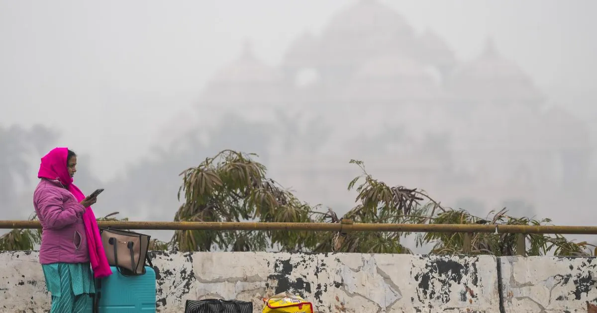 ठंड और बेहद खराब हवा के बीच दिल्ली ने किया नए साल का स्वागत, हल्की बारिश की संभावना