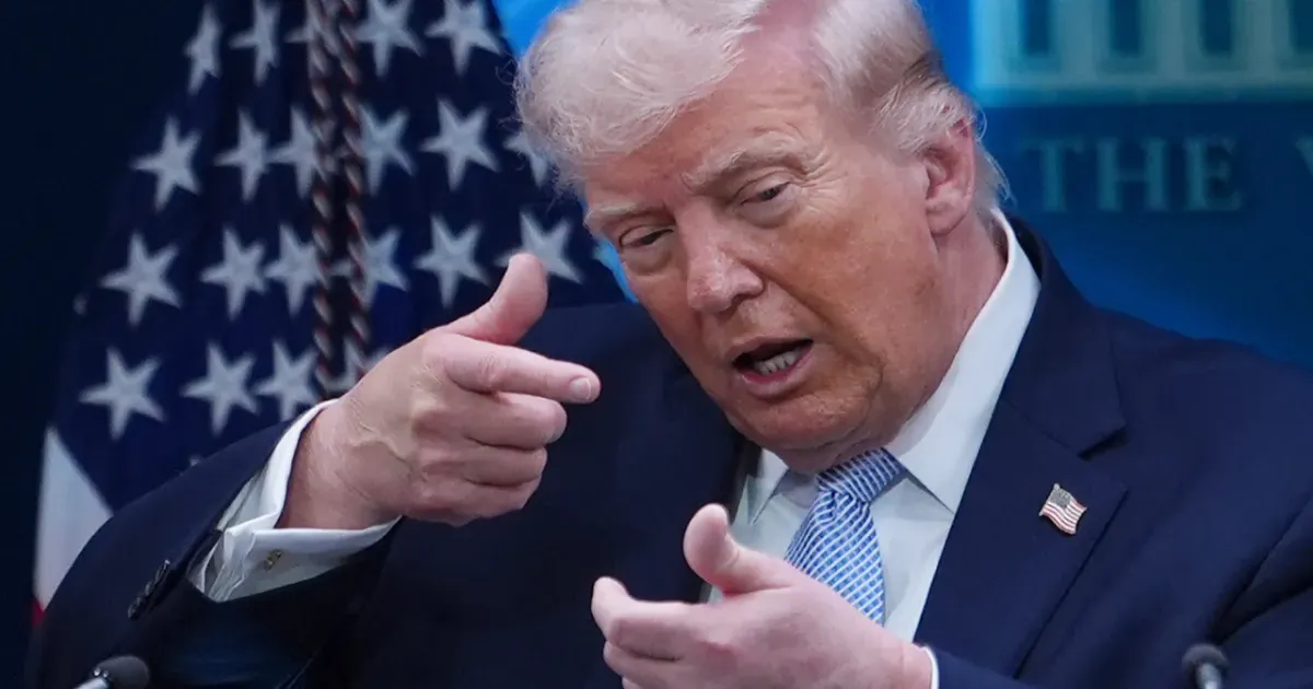 ट्रम्प का चेतावनी भरा बयान: संघर्षविराम तक ईरान के चारों ओर अमेरिकी सेना तैनात रहेगी