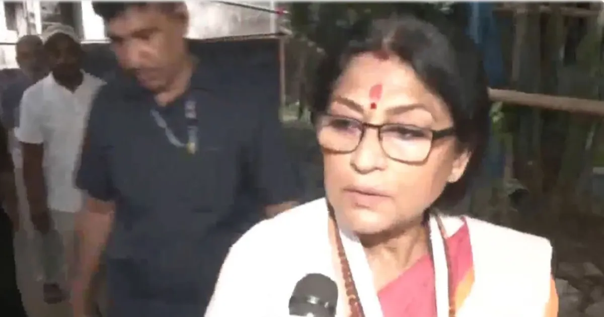 कोलकाता में मतदान करने पहुंचीं भाजपा उम्मीदवार रूपा गांगुली, ईवीएम की समस्या ठीक कराई