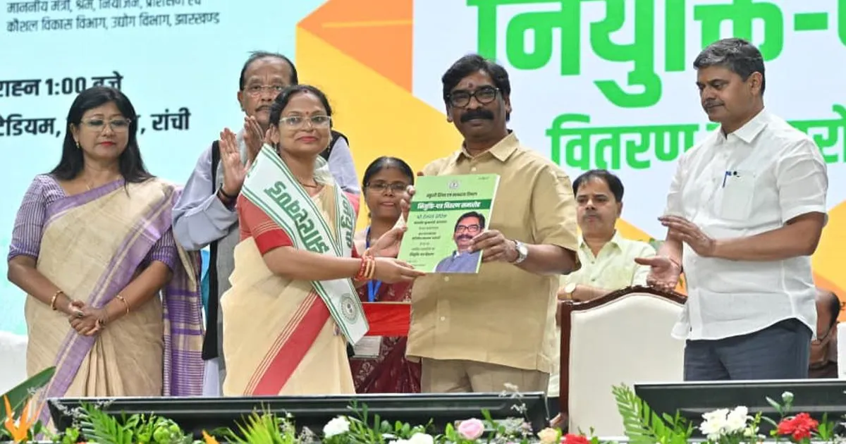 झारखंड में 1,042 नए शिक्षकों की नियुक्ति, सीएम हेमंत सोरेन ने सौंपे नियुक्ति पत्र