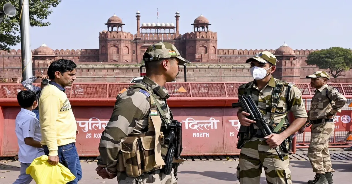 दिल्ली के लाल किले को बम से उड़ाने की धमकी, जांच के बाद पुलिस ने कॉल को बताया फर्जी