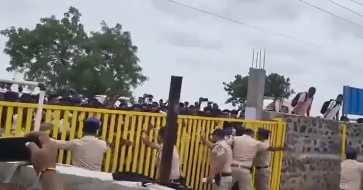 कर्नाटक के विजयपुरा में पुलिस कांस्टेबल परीक्षा केंद्र पर हंगामा, प्रश्नपत्र और ओएमआर शीट विवाद से मचा बवाल