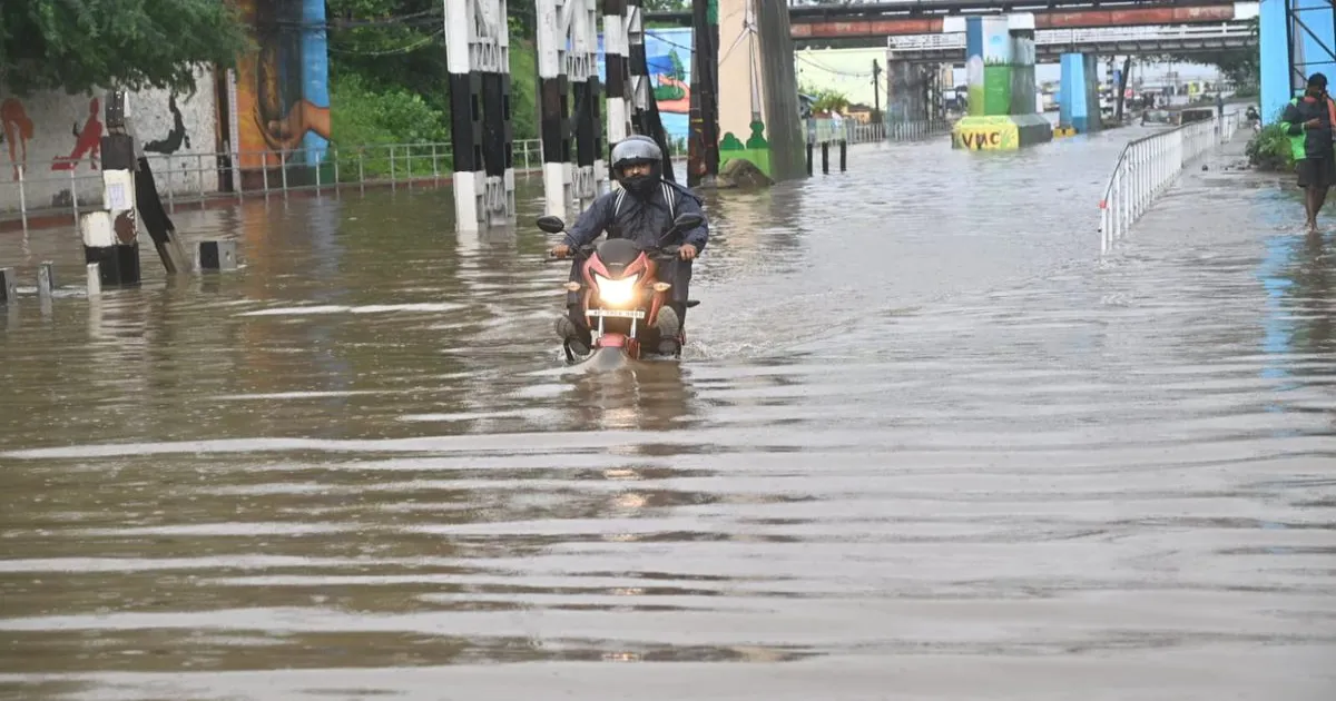 चक्रवाती तूफान मोंथा दोपहर तक गहरे अवसाद में बदलने की संभावना