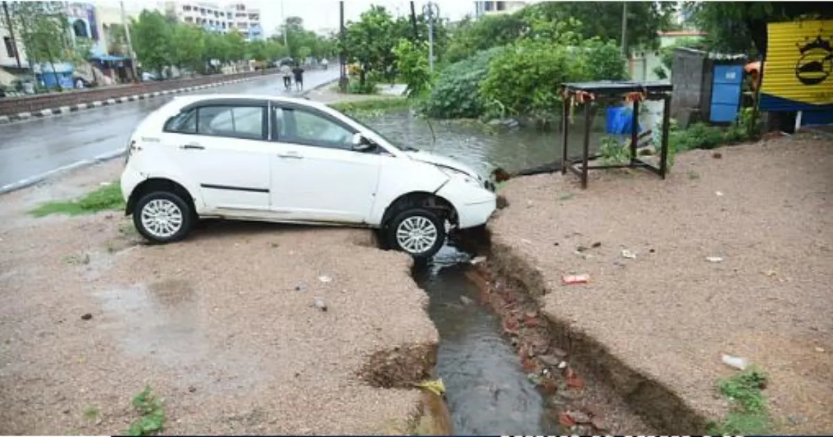 वॉरंगल और हनमकोंडा में मूसलाधार बारिश से तबाही, 1,200 लोग सुरक्षित निकाले गए