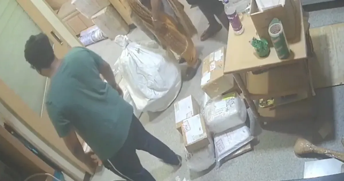 बेंगलुरु में परिवार का मानव पार्सल प्रदर्शन: बस किराया विरोध में खतरनाक स्टंट से मची हलचल