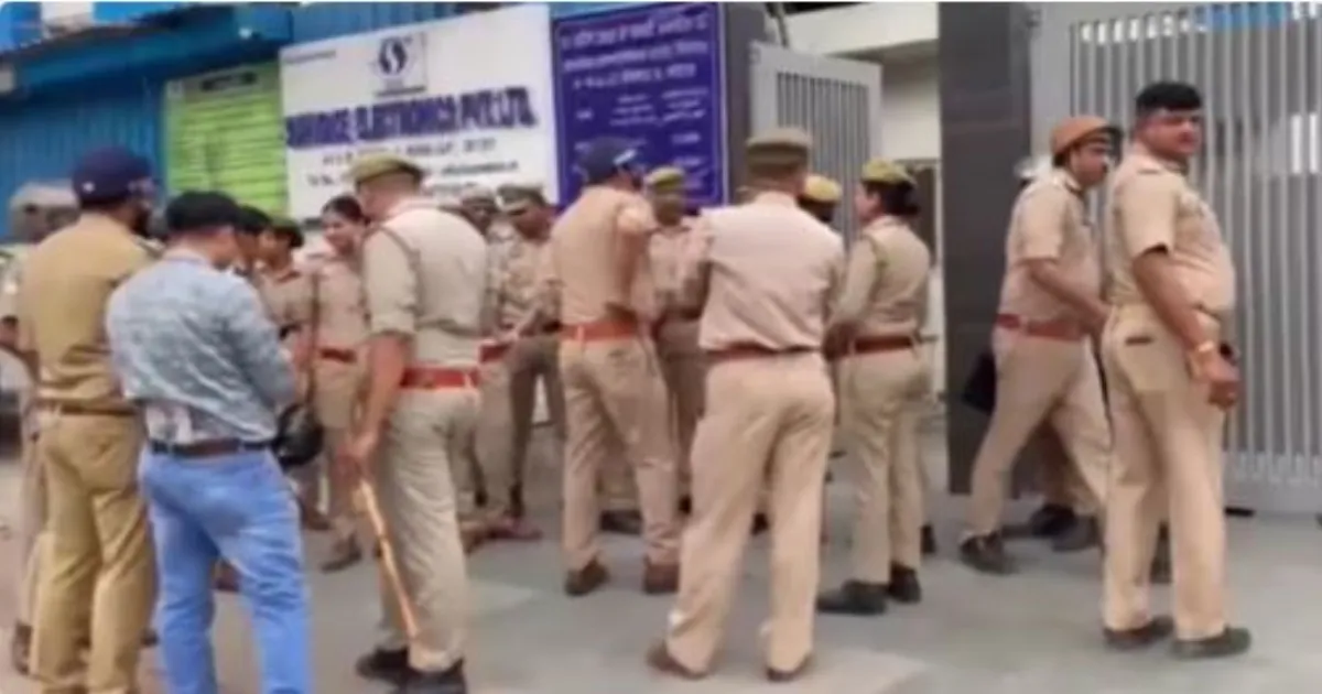 नोएडा सेक्टर 8 जामा मस्जिद के पास मजदूरों का वेतन वृद्धि को लेकर प्रदर्शन; पुलिस मौके पर मौजूद