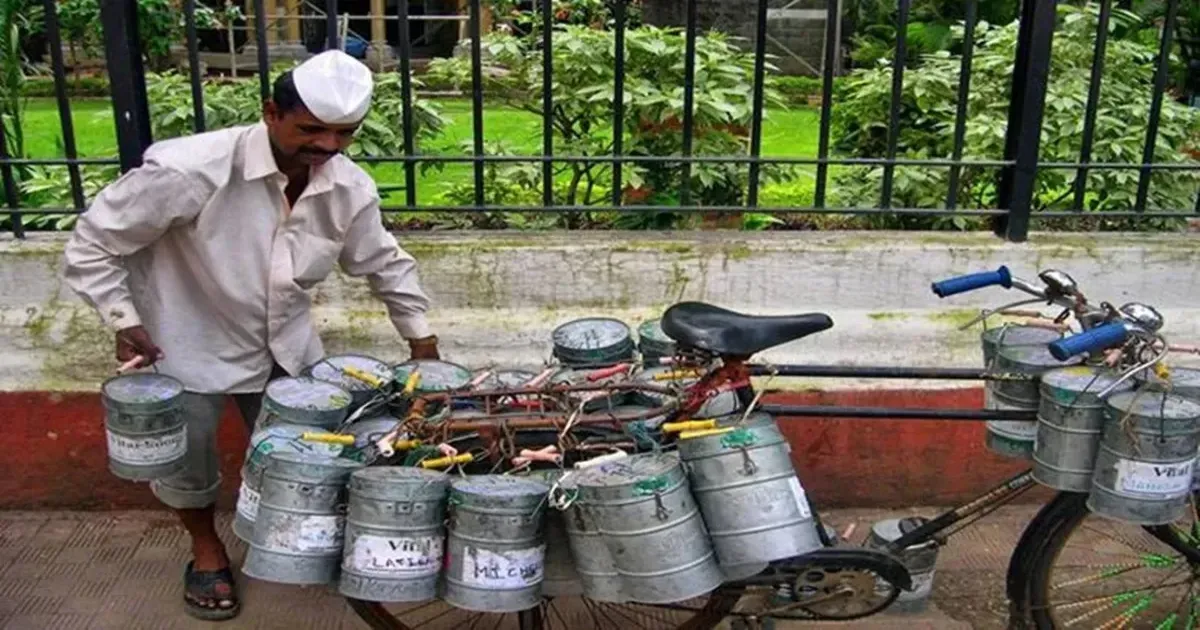 मुंबई में भारी बारिश और बाढ़ से डब्बावालों ने आज सेवाएं निलंबित कीं