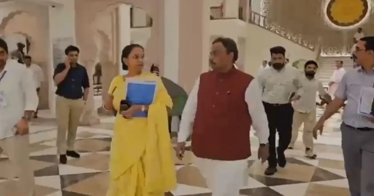 महाराष्ट्र की राजनीति में नए समीकरण के संकेत? भाजपा के विनोद तावड़े के साथ कार में दिखीं सुप्रिया सुले