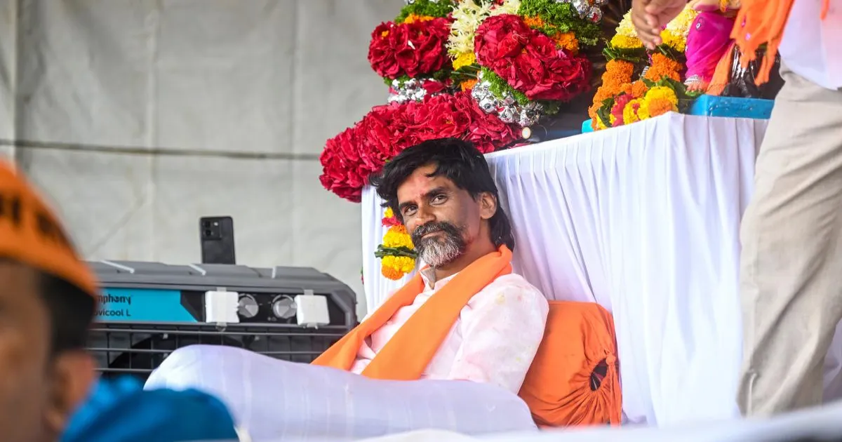 मराठा आरक्षण आंदोलन का दूसरा दिन, मनोज जरांगे का अनिश्चितकालीन उपवास जारी