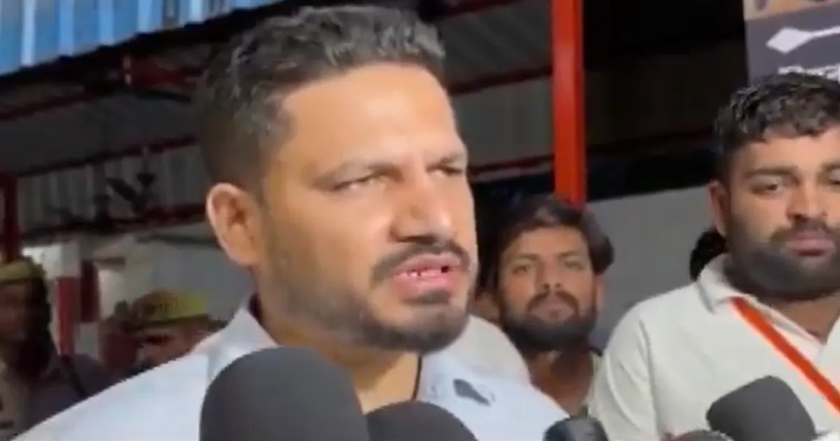 बाराबंकी मंदिर में तार टूटने से भगदड़, दो की मौत, 32 घायल