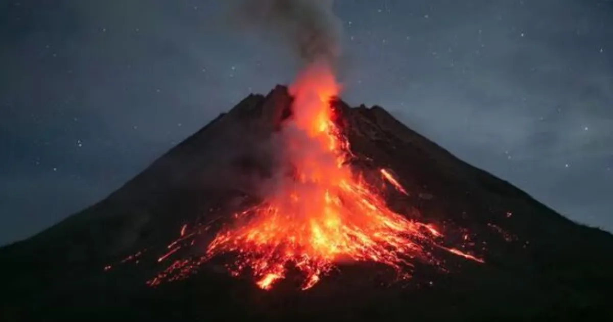 इंडोनेशिया में माउंट बुर नी टेलोंग ज्वालामुखी की गतिविधि बढ़ी, अलर्ट स्तर दूसरे सबसे ऊंचे स्तर पर